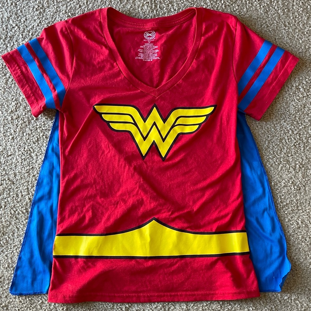 Super Cute DC Comics Original Wonder Woman Shirt With Velcro Cape! Sz L